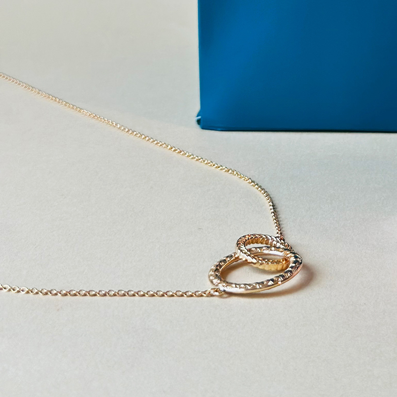 bijoux-intemporels-collier-icone-au-quotidien