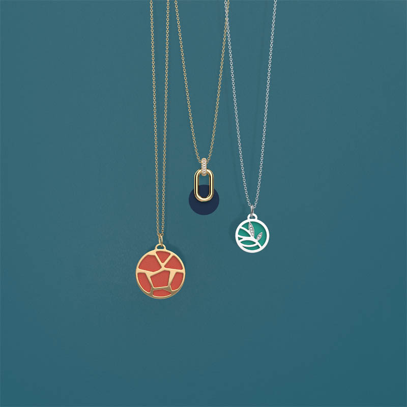 colliers-personnalises-avec-cuir-sur-pendentif